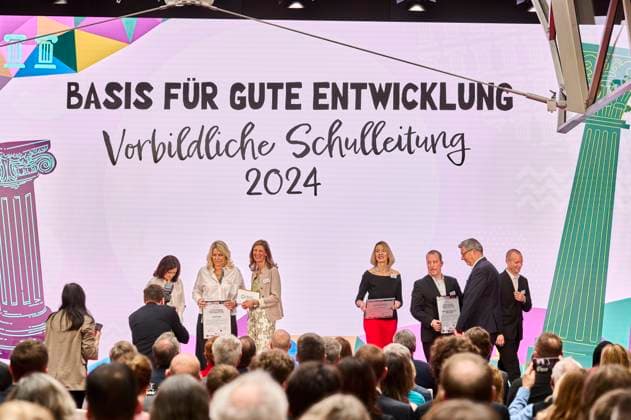 Deutscher Lehrkräftepreis - Vorbildliche Schulleitung EUR,Deutschland, Berlin, 31.03.2025: v.l.n.r. Katharina Günther-Wünsch (Senatorin für Bildung-Berlin), Nicole Verdenhalven, Andrea Franke, Markus Burster, Philipp Wetzel und Carsten Bangert sowie Alexandra Heraeus. Unterricht Innovativ 2024 - Deutscher Lehrkräftepreis wird in der Wettbewerbskategorie Vorbildliche Schulleitung wird mit drei Preisen geehrt. Der 1. Preis geht an Andrea Franke von der Willy-Brandt Schule in Berlin-Wedding einer Integrierten Sekundarschule. Der 2. Preis geht an Carten Bangert, Philipp Wetzel und Markus Burster von der Maria-Gress-Schule in Ilffezheim einer Verbundschule aus Baden-Württemberg sowie der 3.Preis an Nicole Verdenhalven von der Rahel-Hir