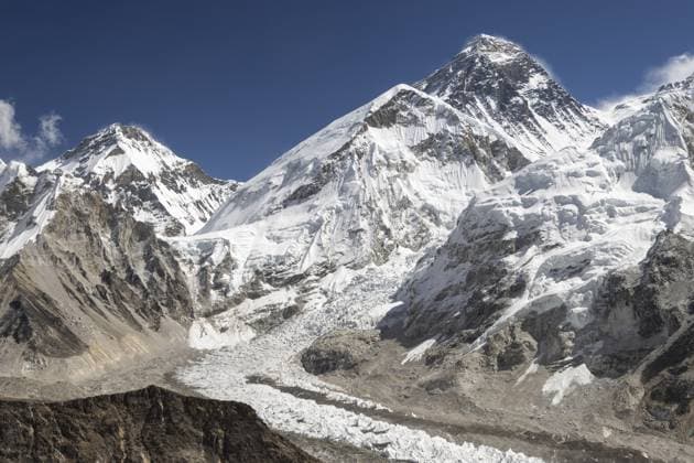 Klassischer, berühmter Blick auf den Mount Everest, in Nepal Sagarmatha und in Tibet Chomolungma genannt. Rechts vom Gipfel ist der Südsattel, dann steigt der Kamm zum Lhotse an. Links liegt der Changtse. Unterhalb des höchsten Berges der Welt liegt seine Westschulter, weiter unten der steile Abschnitt des Khumbu Gletschers, der spaltenreiche Khumbu Eisfall. Fotografiert im Herbst vom Gipfel des Kala Patthar, dem beliebten Trekking Gipfel in der Everest Region. Sagarmatha Nationalpark, UNESCO Welterbe, Himalaya. Solukhumbu, Nepal, Asien Classic, famous view of Mount Everest, called Sagarmatha in Nepal and Chomolungma in Tibet. Right of the top is South Col, then the ridge rises to Lhotse. Changtse is on the left. Below the world s highe Copyright: imageBROKER RadekxKucharski iblrkk12962505.jpg