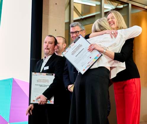 Deutscher Lehrkräftepreis - Vorbildliche Schulleitung EUR,Deutschland, Berlin, 31.03.2025: Zwei Berliner Preisträger beglückwünschen sich - Umarmung Wedding und Marzahn Hellersdorf. v.l.n.r. Markus Burster, Philipp Wetzel und Carsten Bangert, Nicole Verdenhalven wird von Andrea Franke umarmt. Unterricht Innovativ 2024 - Deutscher Lehrkräftepreis wird in der Wettbewerbskategorie Vorbildliche Schulleitung wird mit drei Preisen geehrt. Der 1. Preis geht an Andrea Franke von der Willy-Brandt Schule in Berlin-Wedding einer Integrierten Sekundarschule. Der 2. Preis geht an Carten Bangert, Philipp Wetzel und Markus Burster von der Maria-Gress-Schule in Ilffezheim einer Verbundschule aus Baden-Württemberg sowie der 3.Preis an Nicole Ver