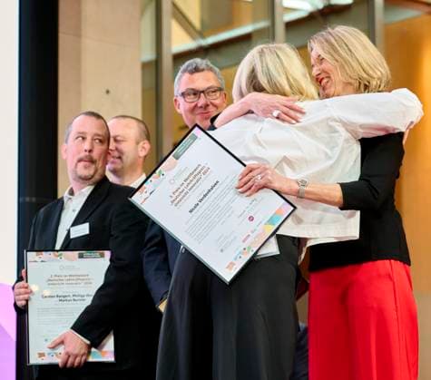 Deutscher Lehrkräftepreis - Vorbildliche Schulleitung EUR,Deutschland, Berlin, 31.03.2025: Zwei Berliner Preisträger beglückwünschen sich - Umarmung Wedding und Marzahn Hellersdorf. v.l.n.r. Markus Burster, Philipp Wetzel und Carsten Bangert, Nicole Verdenhalven wird von Andrea Franke umarmt. Unterricht Innovativ 2024 - Deutscher Lehrkräftepreis wird in der Wettbewerbskategorie Vorbildliche Schulleitung wird mit drei Preisen geehrt. Der 1. Preis geht an Andrea Franke von der Willy-Brandt Schule in Berlin-Wedding einer Integrierten Sekundarschule. Der 2. Preis geht an Carten Bangert, Philipp Wetzel und Markus Burster von der Maria-Gress-Schule in Ilffezheim einer Verbundschule aus Baden-Württemberg sowie der 3.Preis an Nicole Ver