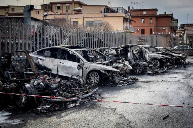 News Bilder des Tages Bilder des Jahres 2025, News 03 März Fire at a Tesla car dealership, 16 cars burned, Rome, Italy 31 March 2025 Fire at a Tesla car dealership, 16 cars burned, Rome, Italy 31 March 2025, Credit:Alessandro Serrano Avalon Italy, Rome  Copyright: xAlessandroxSerrano x xAvalonx 0981816305