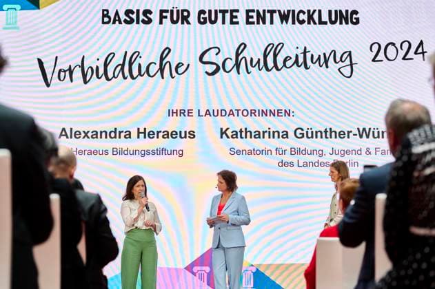 Deutscher Lehrkräftepreis - Katharina Günther-Wünsch EUR,Deutschland, Berlin, 31.03.2025: Katharina Günther-Wünsch (Senatorin für Bildung-Berlin), Moderatorin sowie Alexandra Heraeus. Unterricht Innovativ 2024 - Deutscher Lehrkräftepreis wird in der Wettbewerbskategorie Vorbildliche Schulleitung wird mit drei Preisen geehrt. Der 1. Preis geht an Andrea Franke von der Willy-Brandt Schule in Berlin-Wedding einer Integrierten Sekundarschule. Der 2. Preis geht an Carten Bangert, Philipp Wetzel und Markus Burster von der Maria-Gress-Schule in Ilffezheim einer Verbundschule aus Baden-Württemberg sowie der 3.Preis an Nicole Verdenhalven von der Rahel-Hirsch-Schule einem Oberstufenzentrum (Berufle Schule) aus Berlin-Marzahn Hellersdorf.
