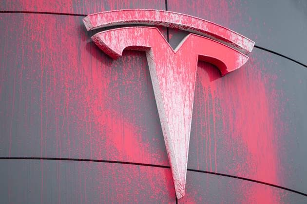 March 31, 2025, Ottawa, On, Canada: Pink spray paint is seen on the Tesla logo of the Tesla Service and Showroom centre after being spray painted by a protestor in Ottawa, on Monday, March 31, 2025. Ottawa Canada  - ZUMAc35_ 20250331_zaf_c35_008 Copyright: xSpencerxColbyx