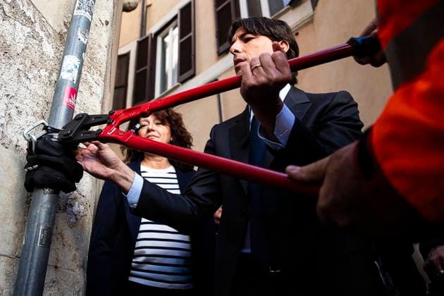 News Bilder des Tages Bilder des Jahres 2025, News 03 März March 31, 2025, Roma, ITALIA: The Councilor for Sport, Tourism, Fashion and Major Events of Rome Capital, Alessandro Onorato, with the Deputy Mayor of Barcellona, ??Laia Bonet Rull, during the inspection aimed at removing the keyboxes, the safety deposit boxes for keys of short-term rentals of apartments and bed & breakfasts (B&B), in the Fontana di Trevi area, Italy, Rome, 31 March 2025.ANSA ANGELO CARCONI Roma ITALIA  - ZUMAa110 20250331_zaf_a110_007 Copyright: xAngeloxCarconix