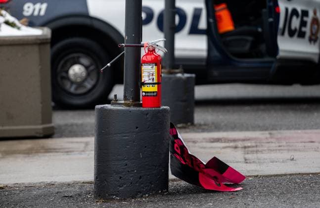 March 31, 2025, Ottawa, On, Canada: A pair of fire extinguishers and a protest sign are pictured at the scene of a Tesla Service and Showroom centre that was spray painted with pink paint in Ottawa on Monday, March 31, 2025. Ottawa Canada  - ZUMAc35_ 20250331_zaf_c35_012 Copyright: xSpencerxColbyx