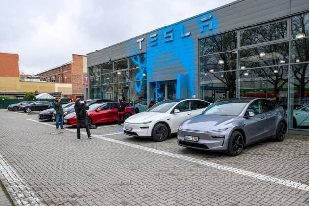 News Themen der Woche KW14 News Bilder des Tages Neue Generation, Farbattacke auf Tesla-Center in Reinickendorf, Berlin, 31.03.2025 Emma Dorrow und Judith Beadle von der Neuen Generation besprühen TESLA-Store mit AfD-blauer Farbe. Tesla-Center in Berlin Reinickendorf, 31.03.2025 Berlin Tesla-Center Deutschland, Germany *** New Generation, paint attack on Tesla Center in Reinickendorf, Berlin, 31 03 2025 Emma Dorrow and Judith Beadle from New Generation spray TESLA Store with AfD blue paint Tesla Center in Berlin Reinickendorf, 31 03 2025 Berlin Tesla Center Germany, Germany Copyright: xStefanxMüllerx