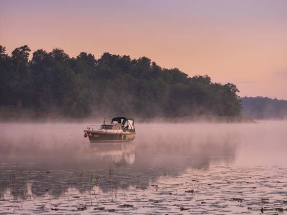 Morgenstimmung am Grienericksee, Boot liegt vor Anker, Morgennebel auf dem Wasser, Rheinsberg, Brandenburg, Deutschland, Europa Morning atmosphere at Lake Grienerick, boat anchored, morning mist on the water, Rheinsberg, Brandenburg, Germany, Europe Copyright: imageBROKER AndreasxVitting iblavi13000396.jpg