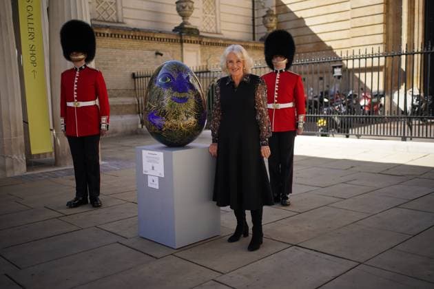 Entertainment Themen der Woche KW14 Entertainment Bilder des Tages Queen Camilla visits the Green Man Humpty Dumpty Egg outside the King s Gallery at Buckingham Palace, London, UK, 01 April 2025 London, UK, 01 April 2025: Queen Camilla with Green Man Humpty Dumpty Egg which is installed outside The King s Gallery at Buckingham Palace, London. Painted by Alice Shirley, the egg was commissioned by The King and Queen in their capacity as joint Presidents of Elephant Family. The egg is part of the charity s campaign The Big Egg Hunt in which over 120 large-scale egg sculptures form a trail across London., Credit:Yui Mok Avalon UK, London  Copyright: xYuixMokx xAvalonx 0982189171
