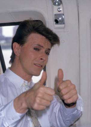 Battersea Heliport on the day of Live Aid DAVID BOWIE At Battersea Heliport on the day of the Live Aid concert, London, England, July 13th 1985. half length white shirt yellow tie thumbs up CAP PL Phil Loftus London Great Britain Copyright: xPhilxLoftus CapitalxPicturesx