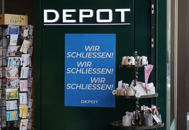 01.04.2025, Deutschland, NRW, Einzelhandel, Deko, Wohnen, Wir schliessen steht am Eingang eines Depot Ladens - die Dekokette ist insolvent, Insolvenz, Deutschland *** 01 04 2025, Germany, NRW, Einzelhandel, Deko, Wohnen, Wir schliessen is written at the entrance of a Depot store the decoration chain is insolvent, insolvency, Germany Copyright: xD.xKerlekin SnowfieldxPhotographyx SF010425DepotD