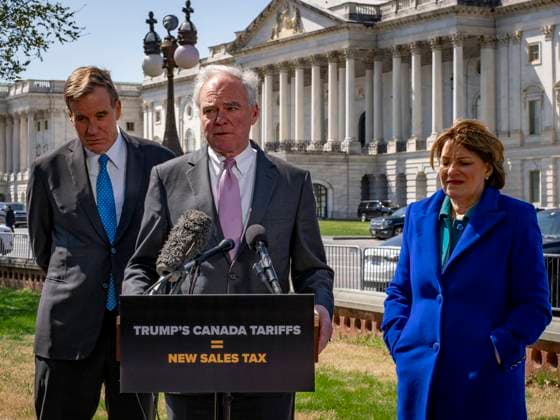 April 1, 2025, Washington, District Of Columbia, USA: Senator TIM KAINE (D-VA) speaks out against President Trumps proposed Canadian tariffs as Senators MARK WARNER (D-VA) and AMY KLOBUCHAR (D-MN) listen in support. Washington USA - ZUMAd155 20250401_znp_d155_012 Copyright: xSuexDorfmanx