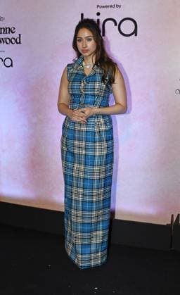Fashion show red carpet event in Mumbai - 01 Apr 2025 Bollywood actress Pashmina Roshan poses for a photo as she arrives for a fashion show event in Mumbai. Mumbai India Copyright: xAshishxVaishnavx xSOPAxImagesx AVaishnav_Fashion show red carpet event in Mumbai (10)