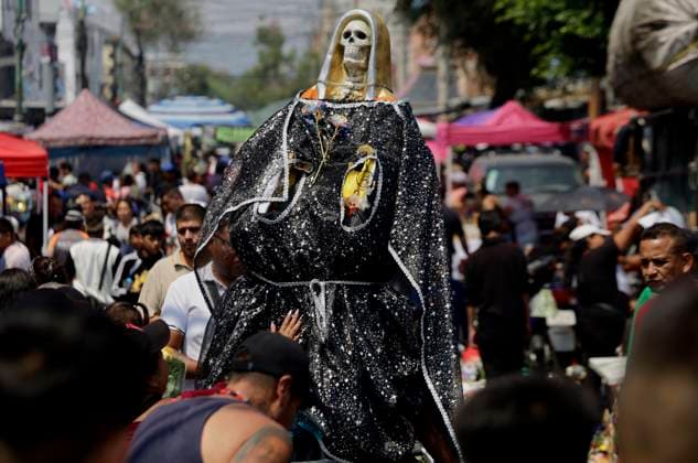 Daily Life In Mexico City A person carries a statue of Death during a visit to the Santa Muerte temple in Mexico City, Mexico, on April 1, 2025, to express gratitude for the favors granted by La Nina Blanca. Mexico City Mexico City Mexico  Copyright: xGerardoxVieyrax originalFilename: vieyra-notitle250401_npTjW.jpg