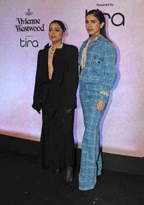 Fashion show red carpet event in Mumbai - 01 Apr 2025 L-R Internet personality Samiksha Pednekar and Bollywood actress Bhumi Pednekar pose for a photo as they arrive for a fashion show event in Mumbai. Mumbai India Copyright: xAshishxVaishnavx xSOPAxImagesx AVaishnav_Fashion show red carpet event in Mumbai (23)