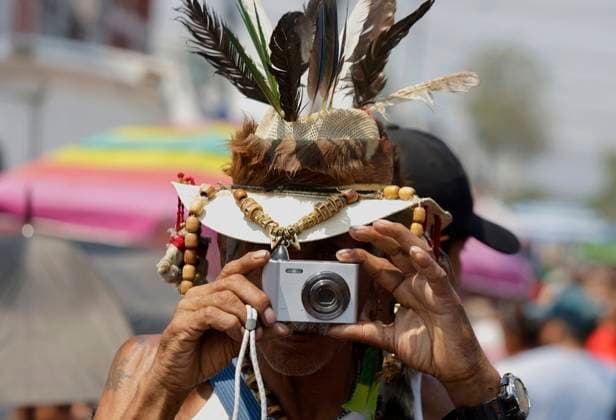Daily Life In Mexico City A person takes photographs during a visit to the Santa Muerte temple in Tepito, Mexico City, on April 1, 2025, where he expresses his gratitude for the favors granted by La Nina Blanca (The White Girl). Mexico City Mexico City Mexico  Copyright: xGerardoxVieyrax originalFilename: vieyra-notitle250401_npKN4.jpg