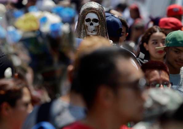 Daily Life In Mexico City A person carries a figure of death during a visit to the Santa Muerte temple in Mexico City, Mexico, on April 1, 2025, where he expresses his gratitude for the favors granted by La Nina Blanca (The White Girl). Mexico City Mexico City Mexico  Copyright: xGerardoxVieyrax originalFilename: vieyra-notitle250401_npmja.jpg