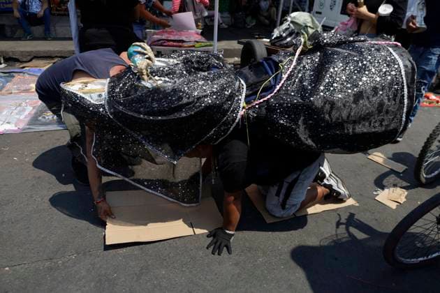 Daily Life In Mexico City Two people carry a statue of Death during a visit to the Santa Muerte temple in Mexico City, Mexico, on April 1, 2025, to express their gratitude for the favors granted by La Nina Blanca. Mexico City Mexico City Mexico  Copyright: xGerardoxVieyrax originalFilename: vieyra-notitle250401_npmmh.jpg