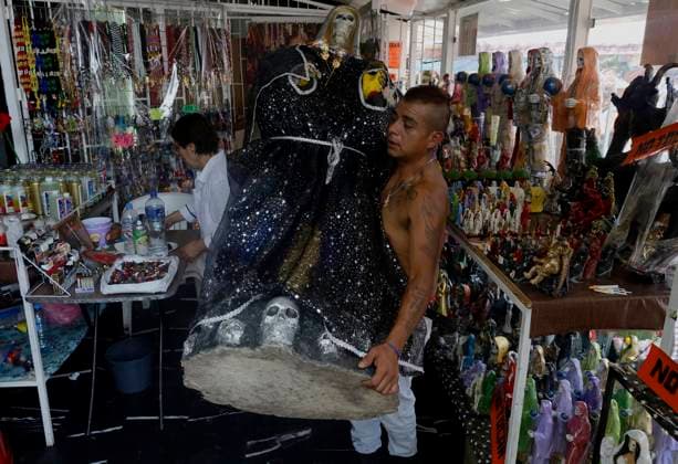 Daily Life In Mexico City A person carries a statue of Death during a visit to the Santa Muerte temple in Mexico City, Mexico, on April 1, 2025, to express gratitude for the favors granted by La Nina Blanca. Mexico City Mexico City Mexico  Copyright: xGerardoxVieyrax originalFilename: vieyra-notitle250401_npOYA.jpg