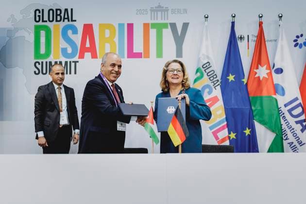 News Themen der Woche KW14 News Bilder des Tages (R-L) Svenja Schulze (SPD), geschaeftsfuehrende Bundesministerin fuer wirtschaftliche Zusammenarbeit und Entwicklung, und Azmi Mahafzah, Bildungsminister von Jordanien, aufgenommen im Rahmen einer Unterzeichnung beim Global Disability Summit in Berlin, 02.04.2025. Fotografiert im Auftrag des Bundesministeriums fuer wirtschaftliche Entwicklung und Zusammenarbeit. Berlin Deutschland *** R L Svenja Schulze SPD , Executive Federal Minister for Economic Cooperation and Development, and Azmi Mahafzah, Minister of Education of Jordan, photographed during a signing ceremony at the Global Disability Summit in Berlin, 02 04 2025 Photographed on behalf of the Federal Ministry for Economic Cooperation and Development Berlin Germany Copyright: xFlorianxGaertner BMZx