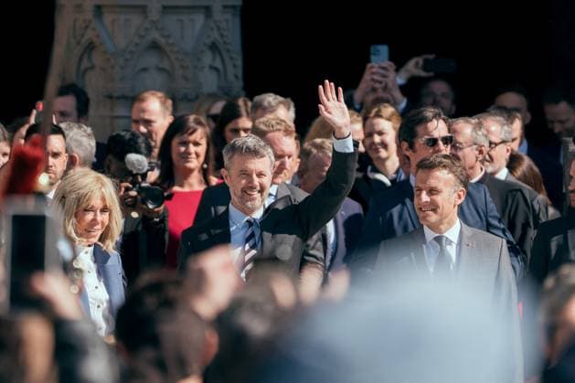 Entertainment Themen der Woche KW14 Entertainment Bilder des Tages Danish Royal Couple Visits Notre Dame Cathedral - Paris AJ Queen Mary of Denmark, King Frederik X of Denmark, French President Emmanuel Macron and French First Lady Brigitte Macron arrive to visit the Notre-Dame de Paris cathedral, in Paris, France on April 2, 2025. The Danish royal couple is on a state visit to France from March 31 to April 2, 2025. Photo by Alexis Jumeau ABACAPRESS.COM Paris France  Copyright: xJumeauxAlexis ABACAx