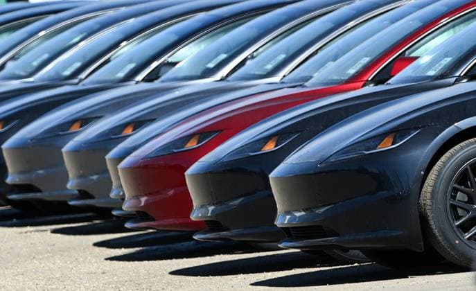 Trump™s 25% Tariff On Imported Vehicles And Auto Parts To Impact Jobs And Economy EDMONTON, CANADA APRIL 2: A file picture of Tesla vehicles parked outside a Tesla dealership in Edmonton, Alberta, Canada, on April 2, 2025. U.S. President Donald Trump s administration announced a 25% tax on fully-built vehicles and essential auto parts, including engines and transmissions, which will go into effect on April 3. Edmonton Canada  Copyright: xArturxWidakx originalFilename: widak-trumps25250402_npYvM.jpg