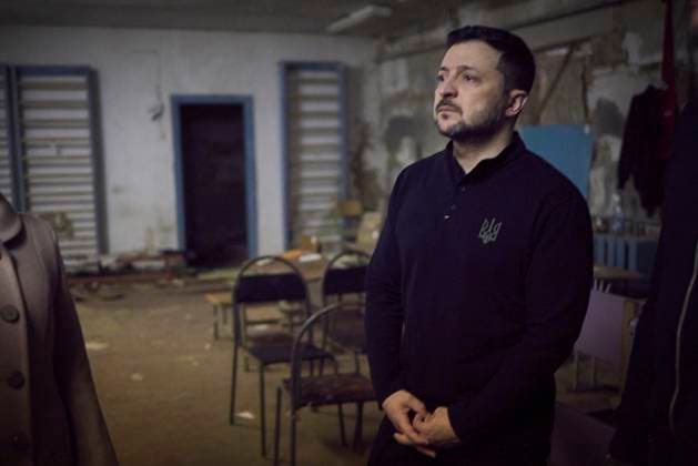 Bilder des Jahres 2025, News 04 April News Themen der Woche KW14 News Bilder des Tages April 3, 2025, Yagodny, Chernihiv Oblast, Ukraine: Ukrainian President Volodymyr Zelenskyy, visits the school basement where 350 villagers were held captive during the Russian occupation, April 3, 2025 in Yagodny, Chernihiv Oblast, Ukraine. The village marked three-years since being liberated. Yagodny Ukraine - ZUMAp138 20250403_zaa_p138_010 Copyright: xUkrainexPresidency UkrainianxPrex