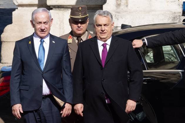 Bilder des Jahres 2025, News 04 April News Themen der Woche KW14 News Bilder des Tages (250403) -- BUDAPEST, April 3, 2025 -- Hungarian Prime Minister Viktor Orban (R) holds a welcoming ceremony for his Israeli counterpart Benjamin Netanyahu in Budapest, Hungary on April 3, 2025. (Photo by Xinhua) HUNGARY-BUDAPEST-ISRAELI PM-VISIT AttilaxVolgyi 