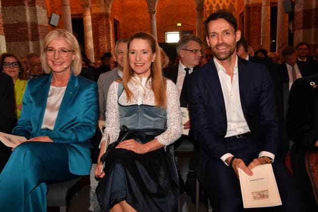 Ulrike Scharf Minister of State , Stefanie Hertel and Sven Hannawald Award of the Bavarian State Medal for Social Merit 2025 Allerheiligen Hofkirche, Munich Residence 03 April 2025