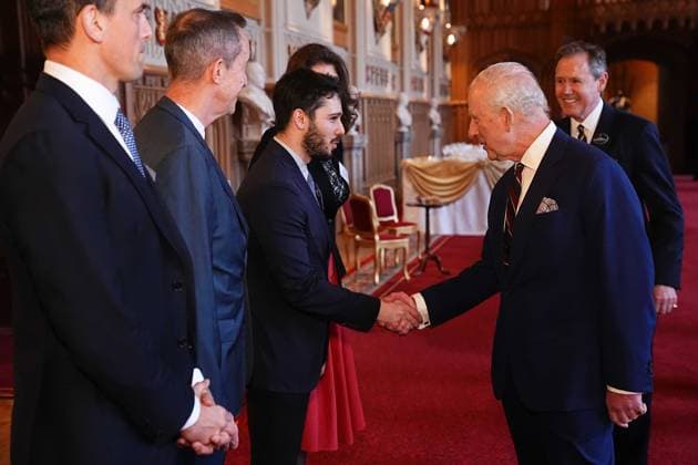 Royal community music reception King Charles III speaks with Oliver Zeffman, Conductor, during a reception to recognise those involved in community music across the UK, at Windsor Castle in Berkshire. The 350 guests include leaders of community music groups and music-related projects, many of whom are volunteers., Credit:Aaron Chown Avalon UK, Windsor  Copyright: xAaronxChownx xAvalonx 0983026880