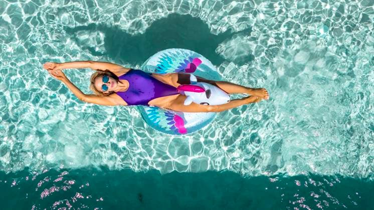 Creative Highlights Symbolfotos Sonnengeküsste Eleganz: Ein strahlend blondes Model faulenzt in kristallklarem Wasser Sonnengeküsste Eleganz: Ein strahlend blondes Model faulenzt in kristallklarem Wasser ,model released, Symbolfoto Copyright: xZoonar.com WalterxGxArcexSr GrindstonexMediaxGroup WalterxArcexPhotographyx 23153538 ,model released, Symbolfoto ,property released