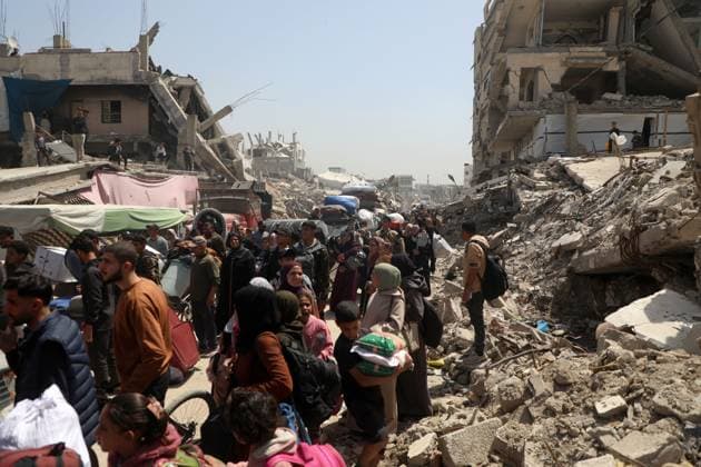 News Themen der Woche KW14 News Bilder des Tages (250403) -- GAZA, April 3, 2025 -- Palestinians fleeing from the Shuja iyya neighborhood are seen in Gaza City, on April 3, 2025. The Israeli army called on residents of some areas in the east of Gaza City to evacuate and head to shelters west of the city. In a statement, Israeli military spokesperson Avichay Adraee released a serious and urgent warning to residents of the Shuja iyya area and some other neighborhoods. (Photo by Xinhua) MIDEAST-GAZA CITY-SHUJA IYYA-EVACUATION RizekxAbdeljawad 