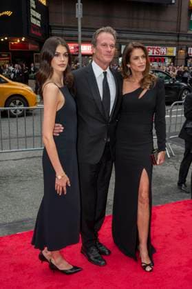 Good Night, and Good Luck Broadway Opening Night in New York, US - 03 Apr 2025 (L-R) Kaia Gerber, Rande Gerber and Cindy Crawford attend Good Night, And Good Luck Broadway Opening Night at Winter Garden Theatre. New York United States Copyright: xRonxAdarx xSOPAxImagesx _radar_clooney_20250403_0140