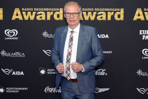 Entertainment Bilder des Tages Radio Regenbogen Award 2025 Günther Jauch auf dem roten Teppich. Verleihung des 25. Radio Regenbogen Awards am 04.04.2025 in der Europa Park Arena in Rust. Baden-Württemberg, Deutschland. *** Radio Regenbogen Award 2025 Günther Jauch on the red carpet Presentation of the 25 Radio Regenbogen Award on 04 04 2025 in the Europa Park Arena in Rust Baden Württemberg, Germany