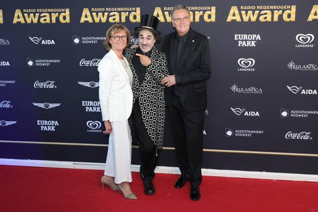 Radio Regenbogen Award 2025 Roland and Marianne Mack with Charly Chaplin on the red carpet Presentation of the 25 Radio Regenbogen Award on 04 04 2025 in the Europa Park Arena in Rust Baden Württemberg, Germany