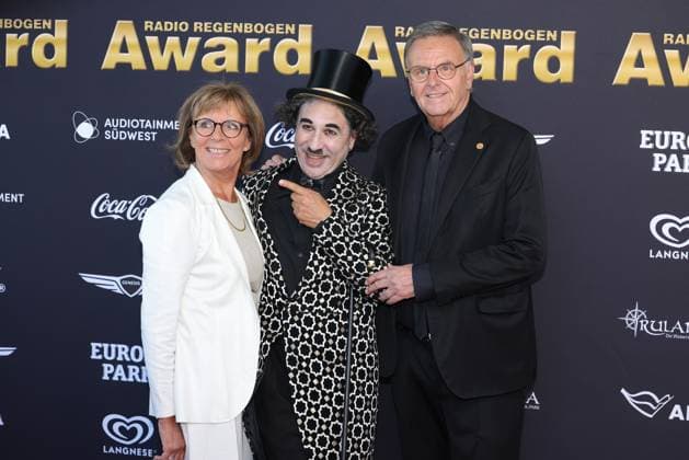 Radio Regenbogen Award 2025 Roland and Marianne Mack with Charly Chaplin on the red carpet Presentation of the 25 Radio Regenbogen Award on 04 04 2025 in the Europa Park Arena in Rust Baden Württemberg, Germany