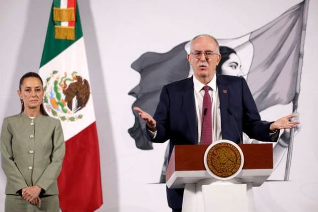 Mexico s President, Claudia Sheinbaum Pardo is seen behind while the Secretary of Agriculture and Rural Development, Julio Berdegue Sacristan speaks during a briefing conference at National Palace. on April 4, 2025 in Mexico City, Mexico. Mexico City Mexico - ZUMAe321 20250404_zia_e321_010 Copyright: xLuisxBarronx
