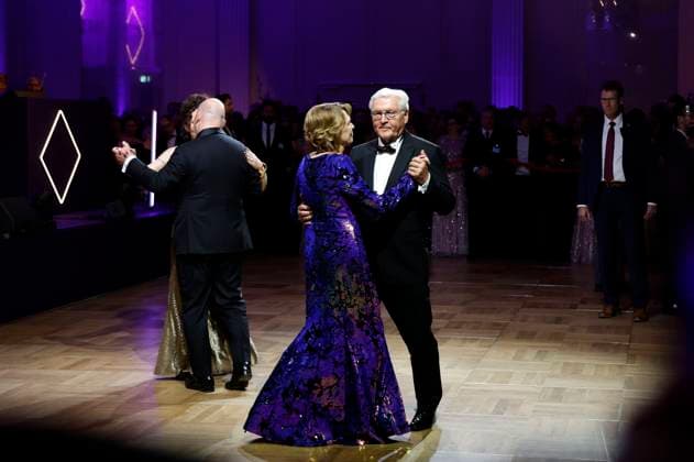 Entertainment Themen der Woche KW14 Entertainment Bilder des Tages Frank-Walter Steinmeier mit Ehefrau Elke Büdenbender beim 72. Bundespresseball 2025 im Hotel Adlon Kempinski. Berlin, 04.04.2025 *** Frank Walter Steinmeier with his wife Elke Büdenbender at the 72nd Federal Press Ball 2025 at the Hotel Adlon Kempinski Berlin, 04 04 2025 Foto:xJ.xMWx xFuturexImagex bundespresseball_5425