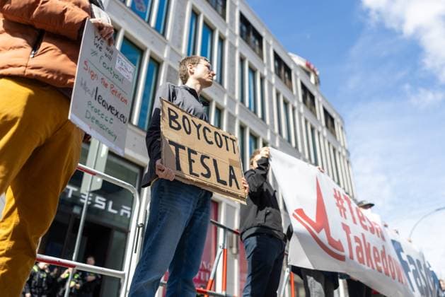 News Themen der Woche KW14 News Bilder des Tages Demonstration gegen Tesla in Berlin Berlin, Deutschland - 5. April 2025: Menschen demonstrieren vor einem Tesla Geschäft in Berlin gegen Tesla Inhaber Elon Musk während eines internationalen Aktionstag unter dem Stichwort Tesla-Takedown. Berlin