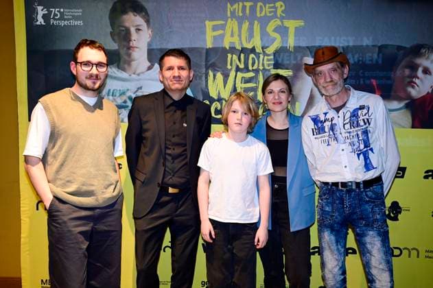 Entertainment Themen der Woche KW14 Lukas Rietzschel, Stefan Kretschmer, Camille Moltzen, Constanze Klaue und Meinhard Neumann bei der Premiere des Kinofilms Mit der Faust in die Welt schlagen im Palast Theater. Görlitz, 04.04.2025 *** Lukas Rietzschel, Stefan Kretschmer, Camille Moltzen, Constanze Klaue and Meinhard Neumann at the premiere of the feature film Mit der Faust in die Welt schlagen at the Palast Theater Görlitz, 04 04 2025 Foto:xM.xWehnertx xFuturexImagex faust_5406