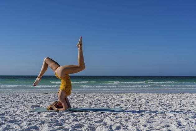Eine ruhige und malerische Szene mit einem schönen blonden Modell übt Yoga am Strand in den frühen Morgenstunden, Sarasota, Vereinigte Staaten von Amerika, Nordamerika A serene and picturesque scene with a beautiful blonde model practicing yoga on the beach in the early morning, Sarasota, United States of America Copyright: imageBROKER WalterxGxArcexSrxGri ibxiqx12959861.jpg ,model released, Symbolfoto ,property released