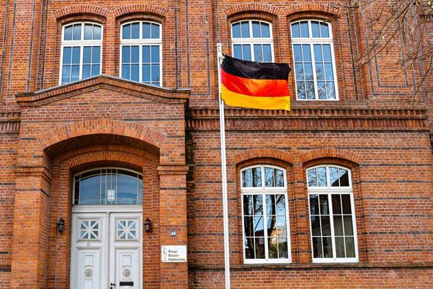 News Themen der Woche KW14 News Bilder des Tages Erste Schule hisst Deutschland-Fahne in Sachsen-Anhalt, das Roland-Gymnasium in Burg hisst Deutschlandflagge. Die Deutschlandflagge soll nun nicht nur an Feier- und Trauertagen vor öffentlichen Gebäuden wehen. Dafür hat sich der Kreistag entschieden. Und die erste Schule im Jerichower Land, das Roland-Gymnasium in Burg, hat dies nun umgesetzt. *** First school raises the German flag in Saxony-Anhalt, Roland Gymnasium in Burg raises the German flag The German flag should now not only fly in front of public buildings on holidays and days of mourning The district council has decided to do this And the first school in Jerichower Land, Roland Gymnasium in Burg, has now done so
