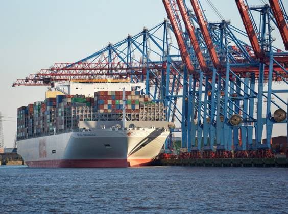 Containerschiffe im Hafen Hamburg. Welthandel vertreten durch Containerschiffe im Hafen Hamburg *** Container ships in the Port of Hamburg World trade represented by container ships in the Port of Hamburg