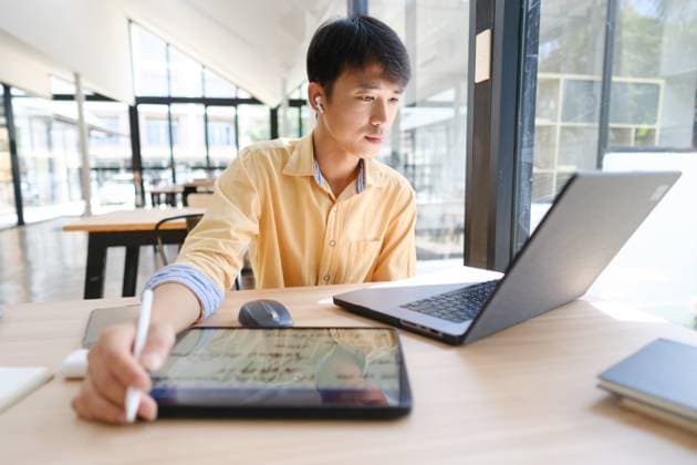 Student studying online and preparing for exams Chiang Mai, Chiang Mai, Thailand CR_SIME250405-1699630-01 ,model released, Symbolfoto