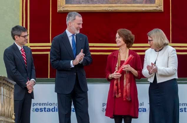 The King presents the V edition of the National Statistics Award King Felipe VI presents the V edition of the National Statistics Award to the professor in the area of Statistics and Operations Research of the Polytechnic University of Madrid, María Concepción Bielza 2d , accompanied by the president of the INE, Elena Manzanera d by the Secretary of State for Economy and Business Support, Israel Arroyo i , at the Royal Academy of Exact, Physical and Natural Sciences, on April 7, 2025, in Madrid Spain, Físicas y Naturales, on April 7, 2025, in Madrid Spain The National Statistics Institute INE recognizes the work of María Concepción Bielza with the V edition of the National Statistics Award for the quality and impact of her scientific contr Copyright: xAlbertoxOrtegax 6630063