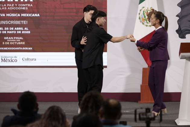 Mexico™s President Claudia Sheinbaum Holds Briefing Singers Eibi Ramos and Jesse Martinez salute Mexico™s President, Claudia Sheinbaum Pardo during The Mexico Canta music competition for singers and songwriters in Mexico and the United States briefing conference at National Palace. on April 7, 2025 in Mexico City, Mexico. (Photo by Luis Barron Eyepix Group) Copyright: xLuisxBarron xEyepixxGroupx LB_07042025_151456