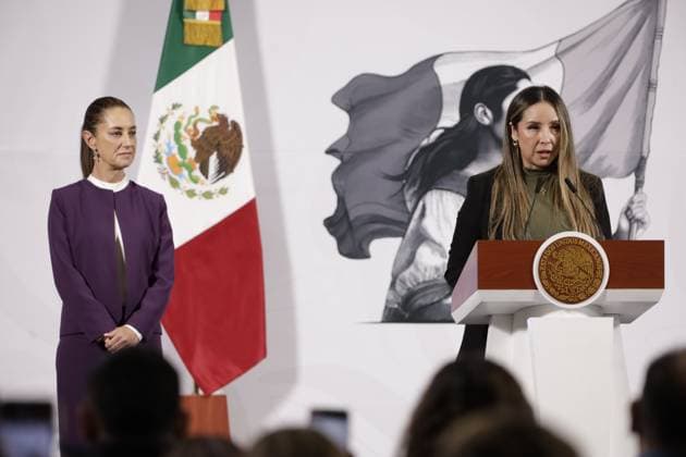 Mexico s President, Claudia Sheinbaum Pardo, is seen behind while singer America Sierra speaks about The Mexico Canta music competition for singers and songwriters in Mexico and the United States during a briefing conference at National Palace. on April 7, 2025 in Mexico City, Mexico. Mexico City Mexico - ZUMAe321 20250407_zia_e321_009 Copyright: xLuisxBarronx