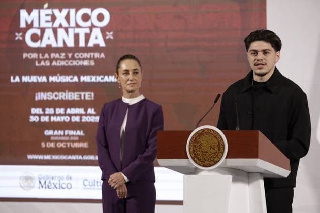 Mexico s President, Claudia Sheinbaum Pardo, is seen behind while singer Jesse Martinez speaks about The Mexico Canta music competition for singers and songwriters in Mexico and the United States during a briefing conference at National Palace. on April 7, 2025 in Mexico City, Mexico. Mexico City Mexico - ZUMAe321 20250407_zia_e321_015 Copyright: xLuisxBarronx