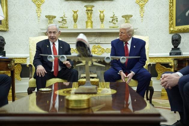 Bilder des Jahres 2025, News 04 April News Themen der Woche KW15 News Bilder des Tages Donald Trump meets with Benjamin Netanyahu - Washington President Donald Trump meets with Israel’s Prime Minister Benjamin Netanyahu of Israel in the Oval Office of the White House in Washington, DC, USA, on April 7, 2025. Photo by Yuri Gripas ABACAPRESS.COM Washington DC United States  Copyright: xPool ABACAx
