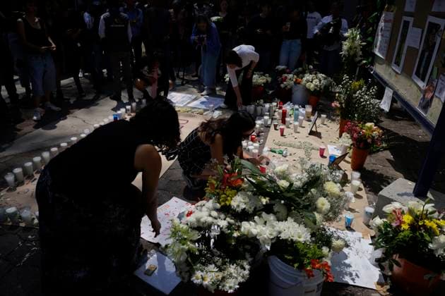 Hold A Tribute In Memory Of Citlali Berenice Giles And Miguel Angel Rojas Students from FES Aragon in the State of Mexico pay tribute with an offering to Berenice Giles and Miguel Angel Rojas, photographers who die after a crane collapses while they are covering the AxeCeremonia concert in Mexico City, Mexico, on April 6, 2025. On April 7, 2025. State of Mexico Mexico  Copyright: xGerardoxVieyrax originalFilename: vieyra-notitle250407_npP5p.jpg