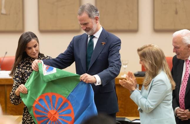 The King and Queen preside in the Congress the commemorative act of the 600th anniversary of the arrival of the Roma people in Spain I D Queen Letizia, King Felipe VI and the president of the State Council of the Roma People, Carmen Santiago, with a flag of the Roma people during a commemorative act for the International Day of the Roma People, in the Congress of Deputies, on April 8, 2025, in Madrid Spain The King and Queen presided over this institutional act to commemorate the 600th anniversary of the arrival of the Romany people in Spain During the meeting, the King and Queen and the President of the Congress, received the greetings of representatives of the entities of the State Council of the Romany People who are part of the Permane  Copyright: xEduardoxParrax 6632573